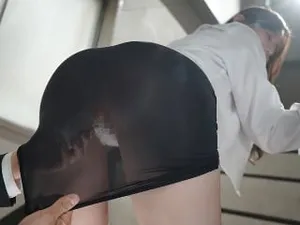 Cô giáo Trâm Anh mở lớp học tiếng anh cho các em , vừa học vừa thủ