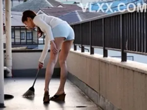 Bố chồng lén vụng trộm cùng con dâu trong bếp