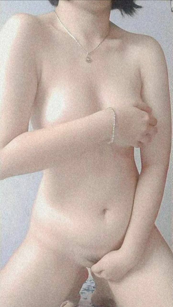 Bú cái lồn hồng hào của em trong phòng khách